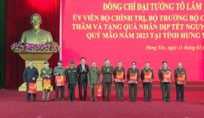 Đồng chí Đại tướng Tô Lâm - Ủy viên Bộ chính trị, Bộ trưởng Bộ Công an về thăm và tặng quà nhân dịp Tết Nguyên đán Quý Mão 2023