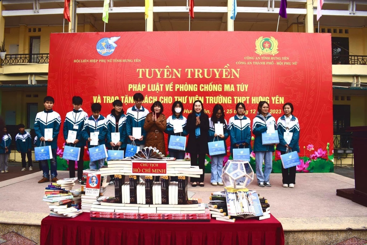 Hội LHPN  tỉnh  Hưng Yên tặng 10 suất quà cho học sinh nghèo vượt khó tại trường THPT Hưng Yên
