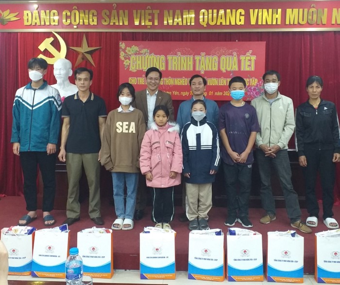 Hội Nông dân thành phố trao quà bảo trợ trẻ em nông thông nghèo nhân dịp Tết Nguyên đán Quý Mão