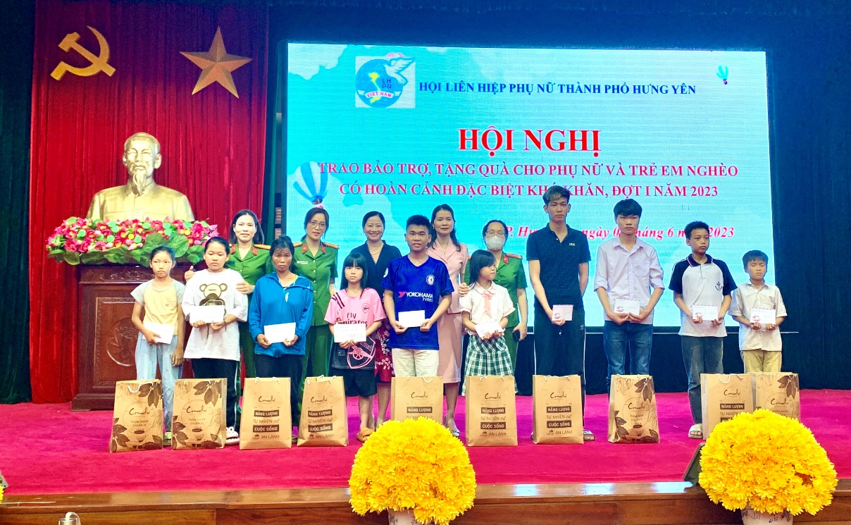 Hội Liên hiệp Phụ nữ thành phố trao 73 suất bảo trợ cho phụ nữ và trẻ em có hoàn cảnh đặc biệt khó khăn trên địa bàn thành phố