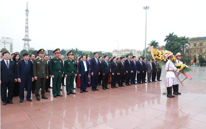Các đồng chí lãnh đạo 2 tỉnh Hưng Yên và Nghệ An dâng hương, dâng hoa tại Nhà lưu niệm Bác Hồ, tượng đài Tổng Bí thư Nguyễn Văn Linh