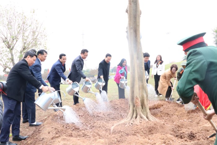 Lễ dâng hoa và trồng cây lưu niệm   tại tượng đài Tổng Bí thư Nguyễn Văn Linh