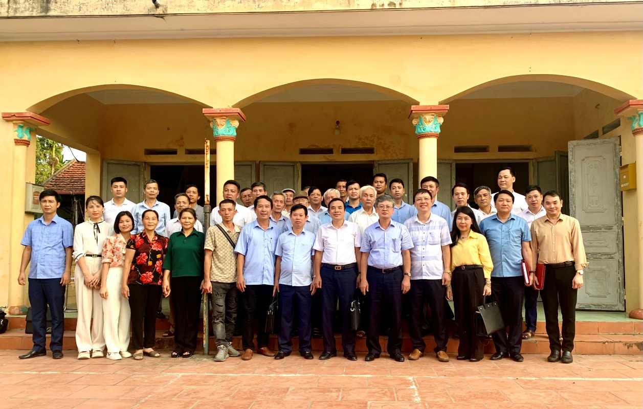Các đồng chí lãnh đạo tỉnh và thành phố sự sinh hoạt Chi bộ tại thôn An Châu II xã Hoàng Hanh