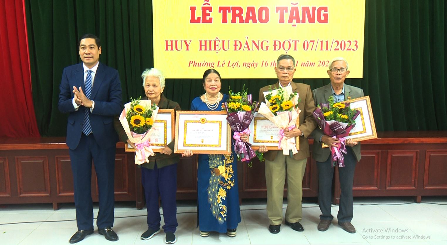 Đảng bộ phường Lê Lợi  tổ chức trao tặng Huy hiệu Đảng đợt 07/11/2023