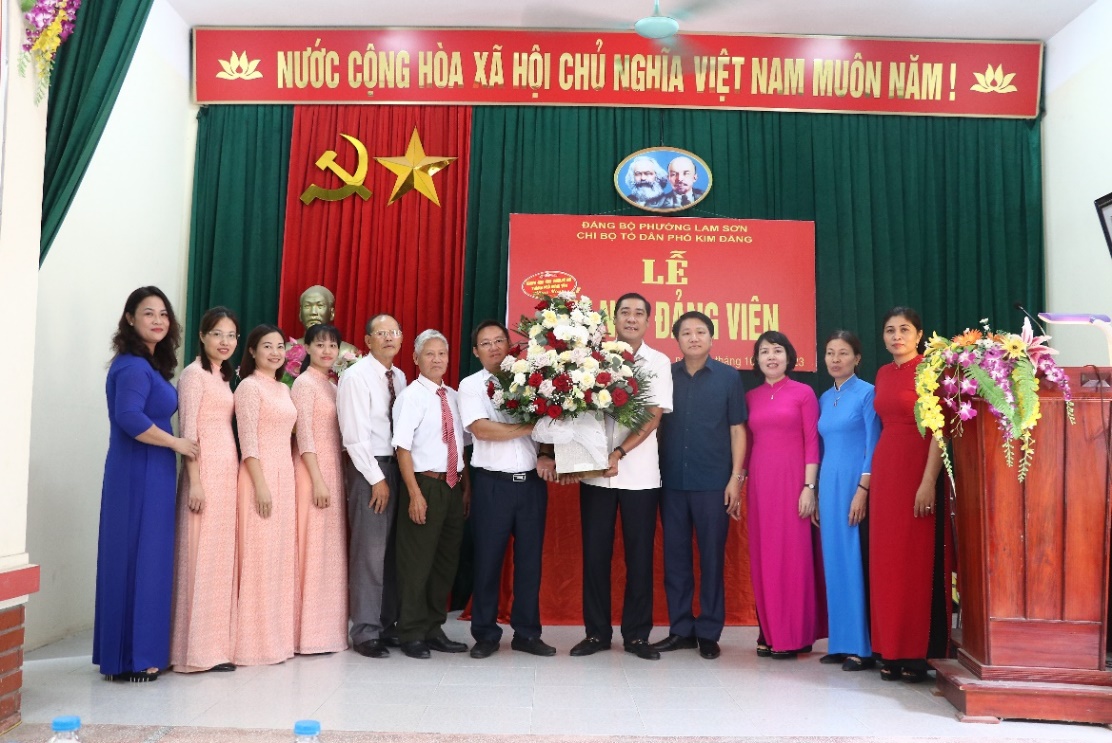 Chi bộ khu phố Kim Đằng Phường Lam Sơn kết nạp 5 Đảng viên  Công ty CP đầu tư xây dựng Hưng Yên