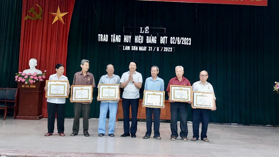 Đảng bộ Phường Lam Sơn trao Huy hiệu Đảng đợt 2/9/2023