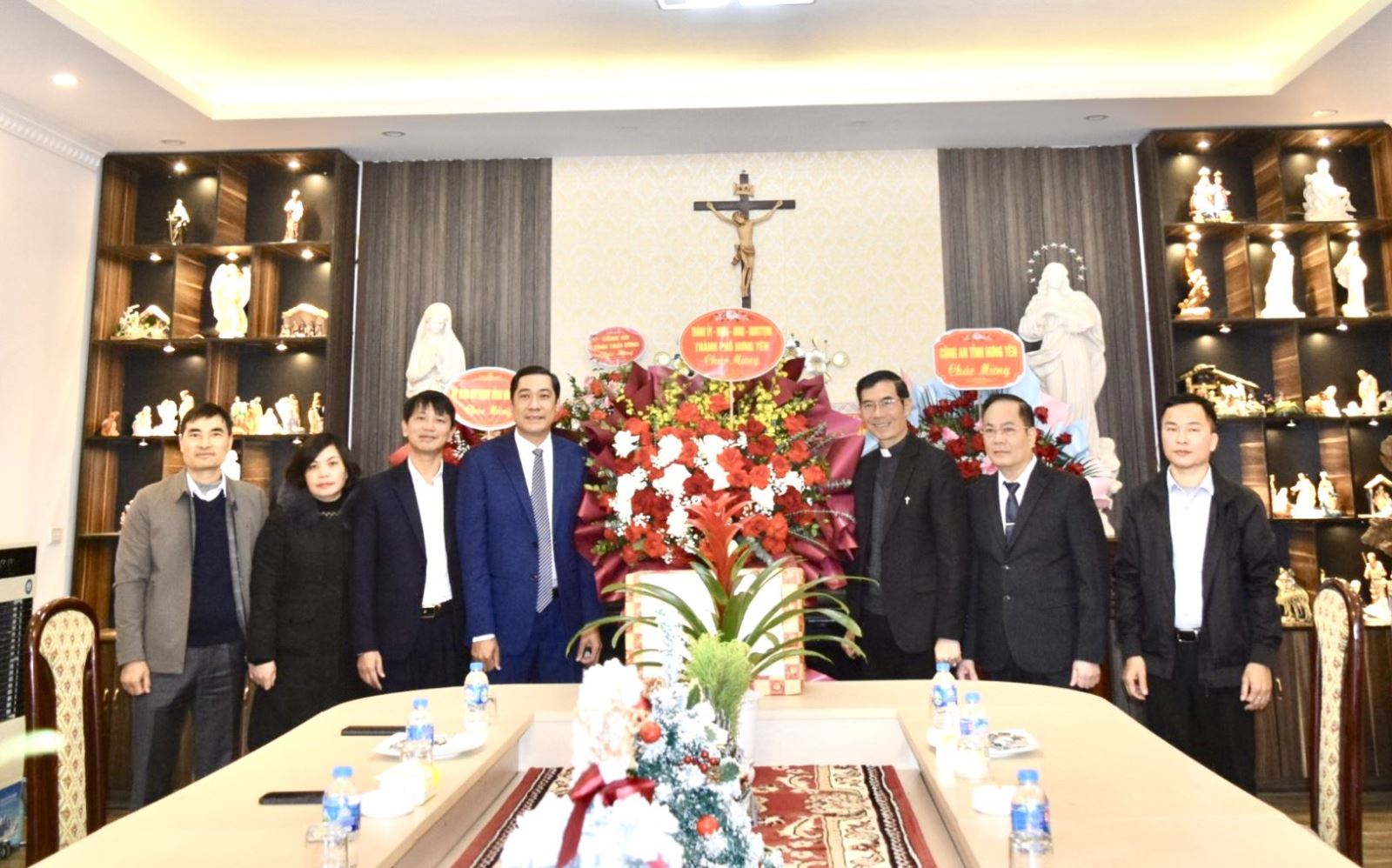 Đồng chí Lương Công Chanh – Phó Bí thư Thường trực Thành ủy, Chủ tịch HĐND Thành phố thăm, tặng quà các Giáo xứ nhân dịp Giáng sinh năm 2024