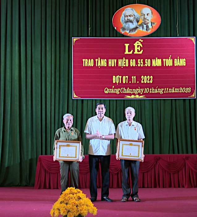 Đồng chí  Phó Bí thư Thường trực Thành ủy trao Huy hiệu Đảng đợt 7/11 tại xã Tân Hưng và xã Quảng Châu