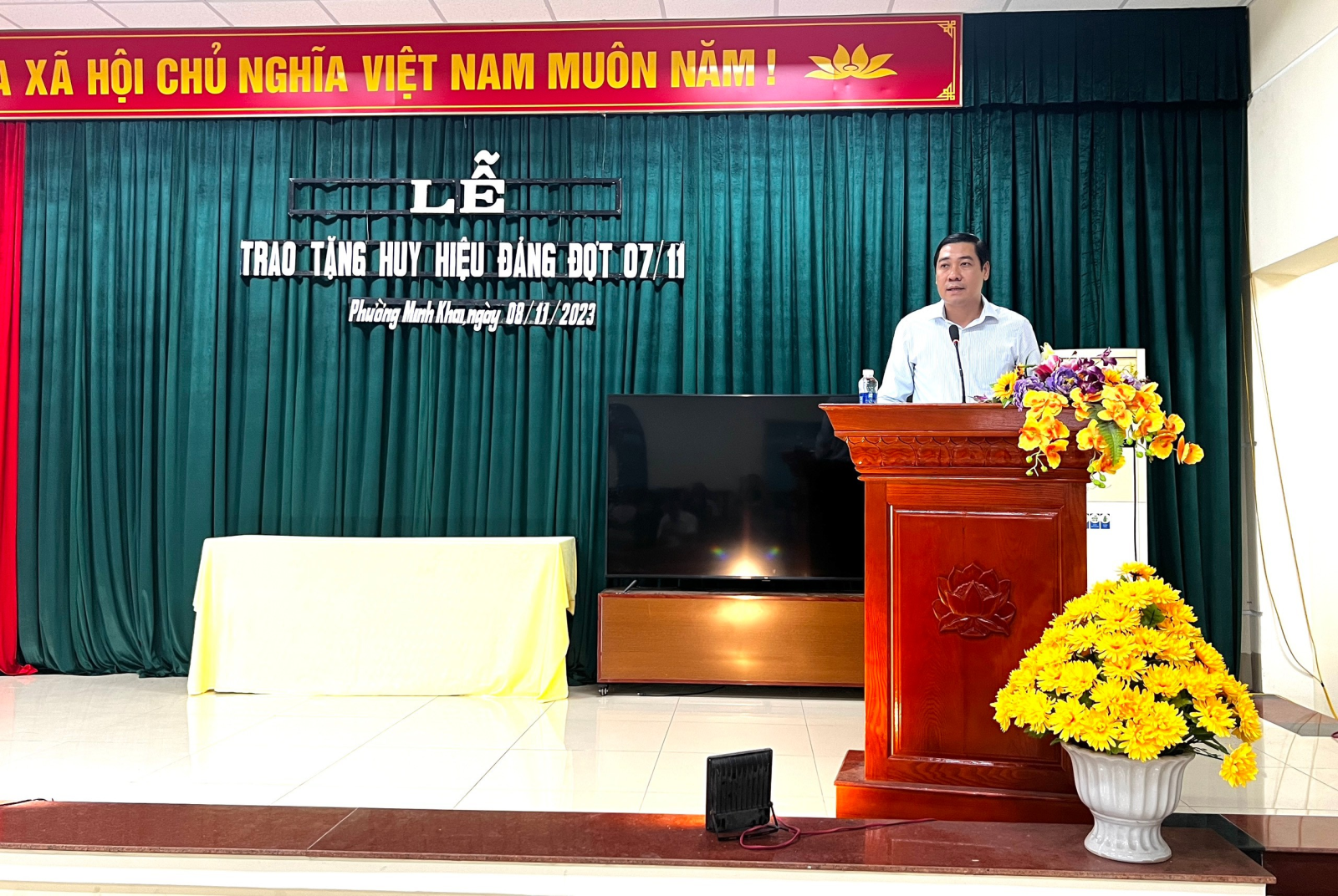Đồng chí Phó Bí thư Thường trực Thành ủy - Lương Công Chanh trao Huy hiệu Đảng tại Đảng bộ phường Minh Khai
