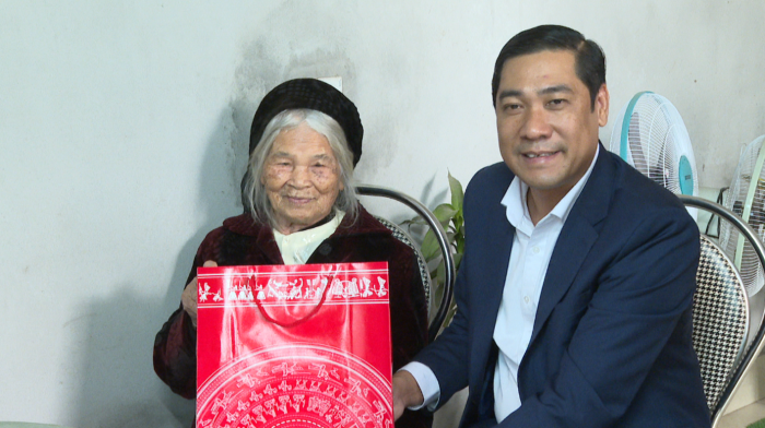 Đồng chí Phó Bí thư Thường trực Thành ủy Lương Công Chanh thăm và tặng quà Tết gia đình chính sách, người có công và người cao tuổi nhân dịp Tết Nguyên đán Quý Mão 2023