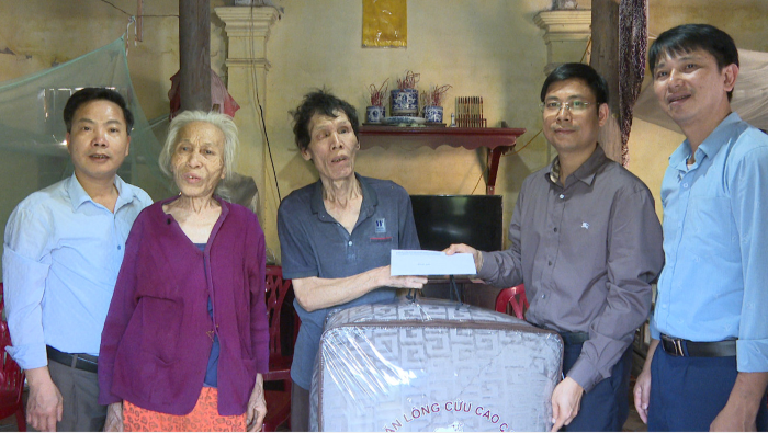 Đồng chí Phó Chủ tịch Thường trực UBND thành phố Phạm Quốc Hoàn  thăm và tặng quà Tết các gia đình  có hoàn cảnh đặc biệt khó khăn nhân dịp Tết nguyên đán Quý Mão 2023