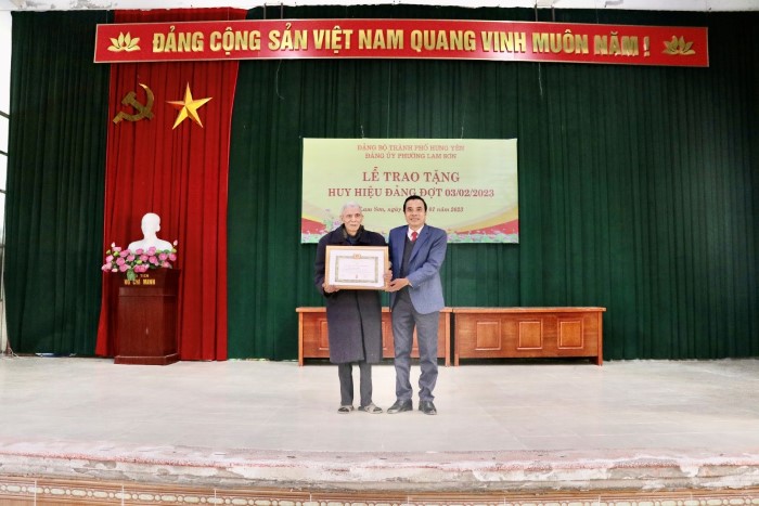 Đồng chí Phạm Huy Bình  - Ủy viên Ban Thường vụ Tỉnh ủy, Bí thư Thành ủy trao huy hiệu 70 năm tuổi Đảng tại Đảng bộ phường Lam Sơn