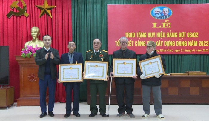 Đảng bộ phường Minh Khai tổ chức trao Huy hiệu Đảng đợt 3/2 và tổng kết công tác xây dựng Đảng năm 2022