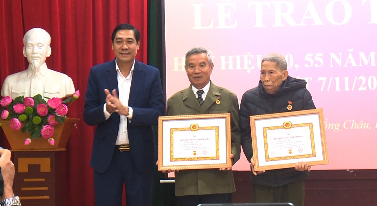 Đồng chí Phó Bí thư Thường trực Thành ủy Lương Công Chanh  trao Huy hiệu Đảng đợt 7/11 tại Đảng bộ phường Hồng Châu