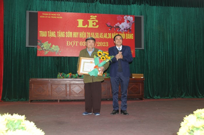 Trao Huy hiệu Đảng tặng các đảng viên tại xã Trung Nghĩa