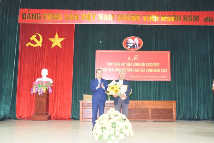 Đảng bộ xã Hoàng Hanh trao huy hiệu Đảng đợt 3/2 và Tổng kết công tác Đảng năm 2022, triển khai nhiệm vụ năm 2023