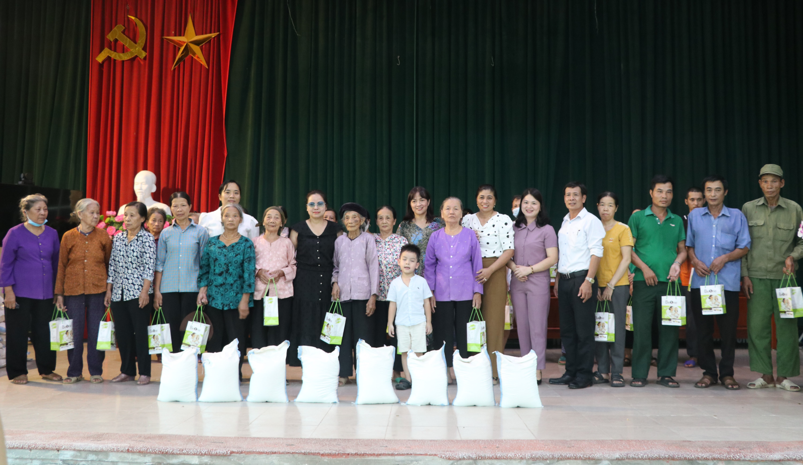 Tặng quà cho hội viên nông dân có hoàn cảnh khó khăn trên địa bàn phường Lam Sơn