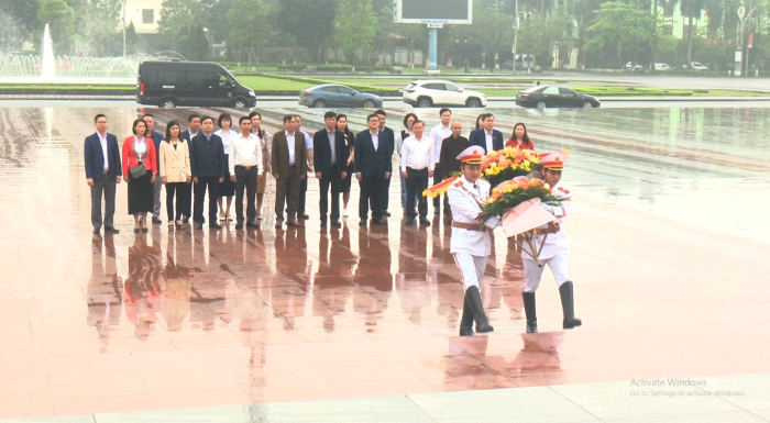Thường trực Hội đồng Nhân dân 2 tỉnh Hưng Yên và Phú Yên dâng hoa tại Tượng đài Tổng Bí thư Nguyễn Văn Linh