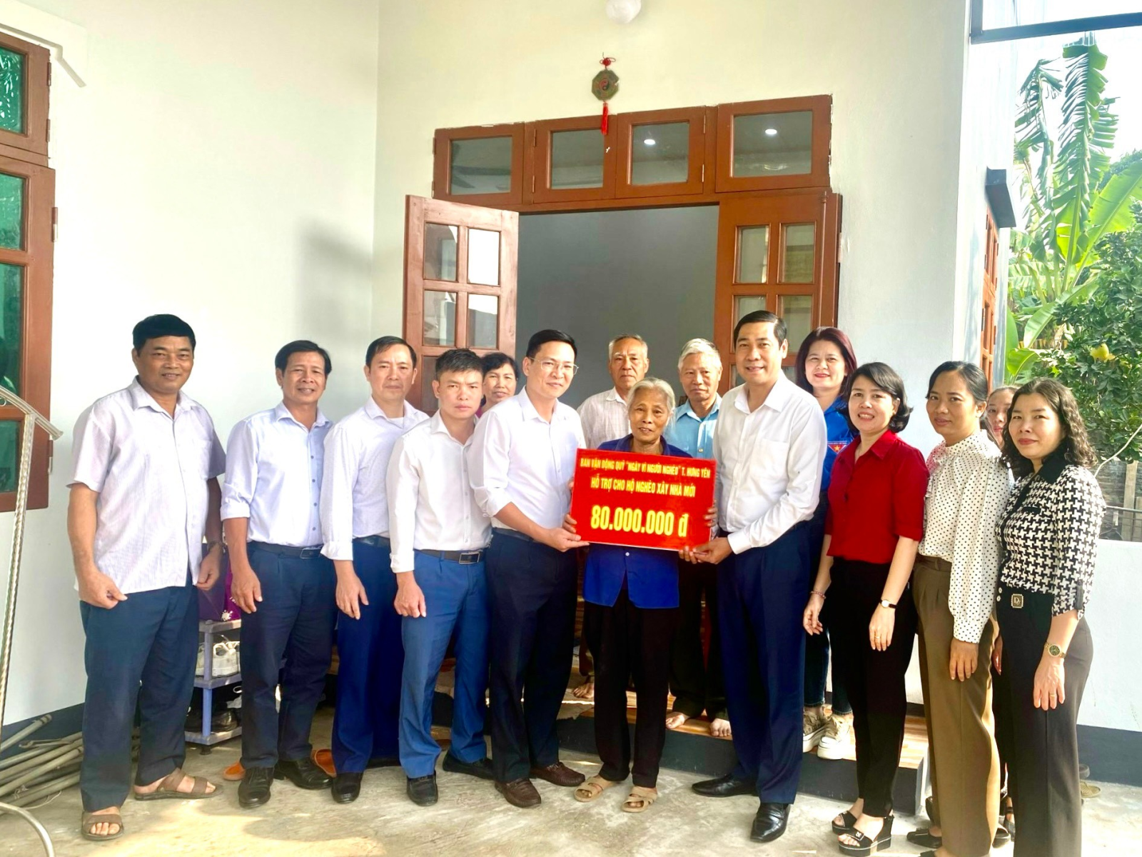 Trao tiền hỗ trợ xây nhà đại đoàn kết cho hộ nghèo  trên địa bàn phường Lam Sơn
