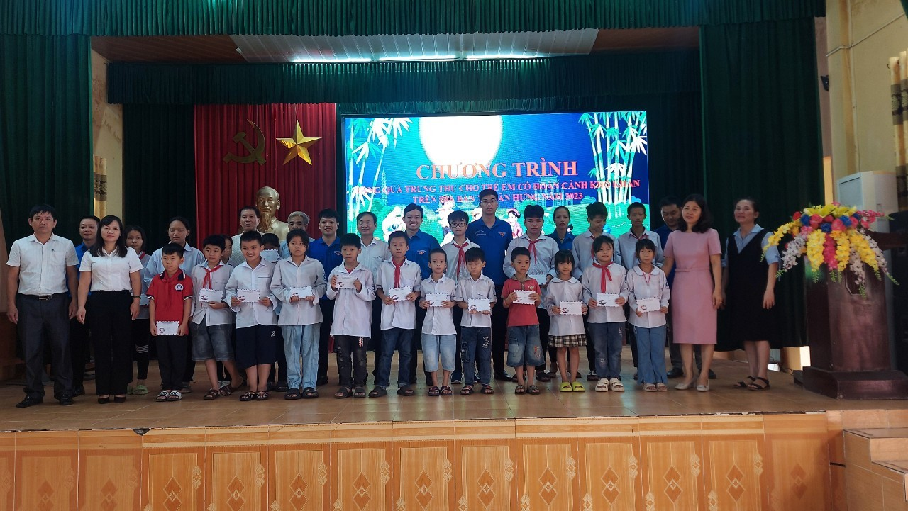 Đảng ủy Cơ quan chính quyền, Chi đoàn Cơ quan Chính quyền thành phố  tặng quà Tết trung thu cho thiếu nhi có hoàn cảnh khó khăn tại xã Tân Hưng
