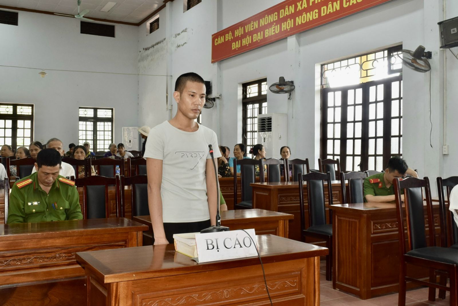 Tòa án Nhân dân thành phố xét xử lưu động 2 vụ án tàng trữ trái phép chất ma túy tại xã Phú Cường