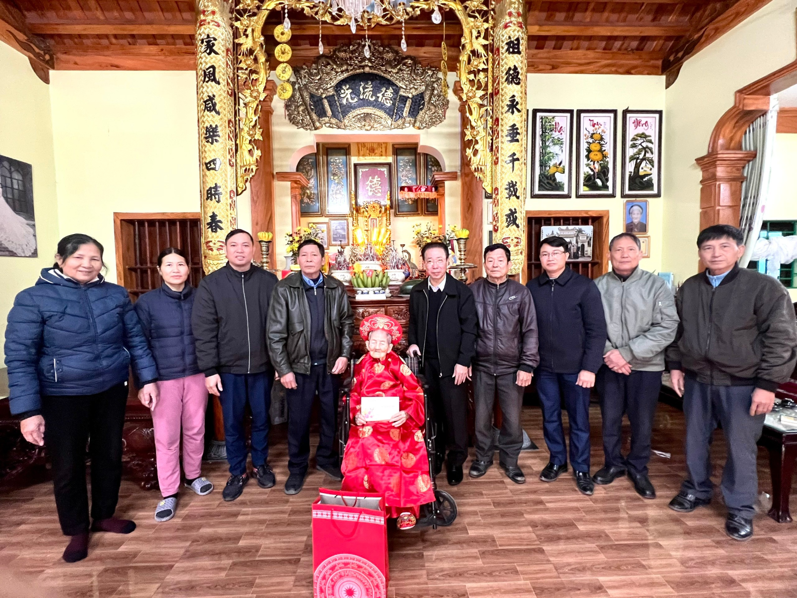 Đồng chí Bùi Tuấn Anh – Phó Chủ tịch UBND thành phố  tặng quà Tết tại xã Trung Nghĩa
