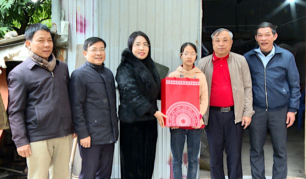 Đồng chí Bùi Thị Thu Trang - Phó Chủ tịch HĐND thành phố thăm, tặng quà Tết tại xã Phương Chiểu