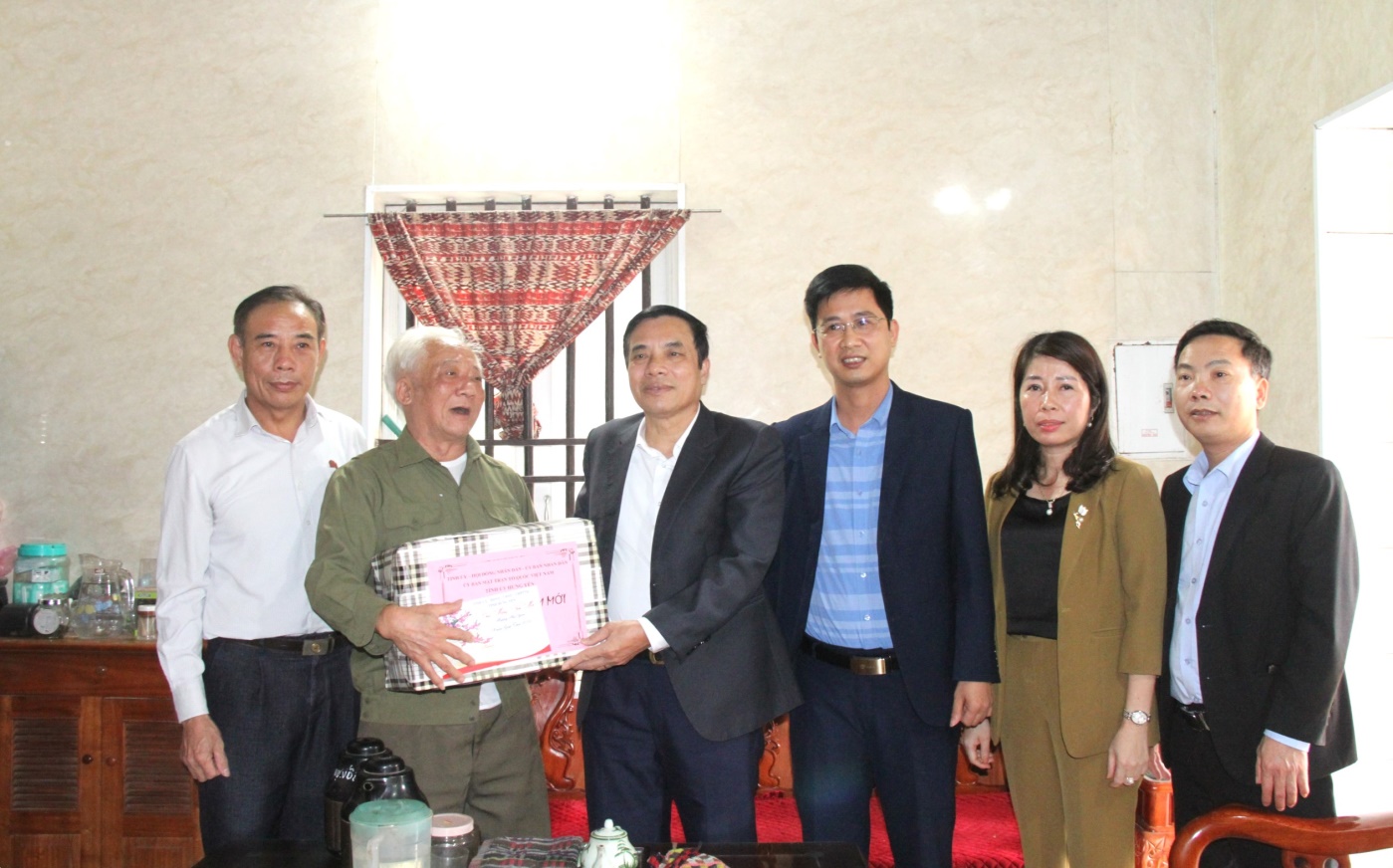 Đồng chí Bí thư Thành ủy – Phạm Huy Bình tặng quà Tết tại xã Liên Phương