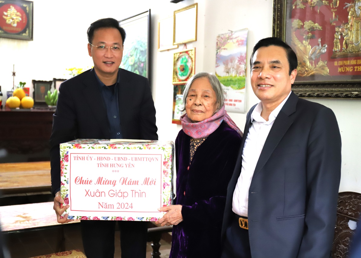 Đồng chí Bí thư Tỉnh ủy Nguyễn Hữu Nghĩa tặng quà tết tại thành phố Hưng Yên