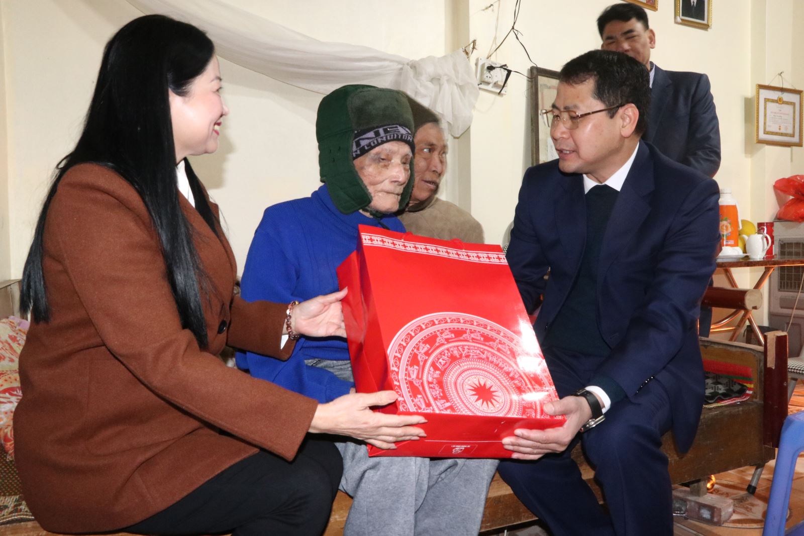 Đồng chí Doãn Quốc Hoàn- Phó Bí thư Thành ủy, Chủ tịch UBND thành phố  thăm, tặng quà nhân dịp Tết Nguyên đán Giáp Thìn 2024