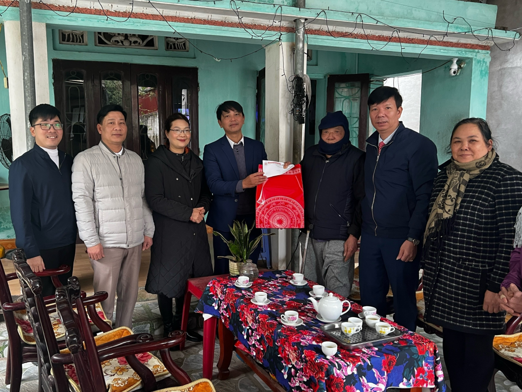 Đồng chí Lâm Bá Quyết - Ủy viên Ban Thường vụ Thành ủy, Trưởng Ban Dân vận Thành ủy tặng quà tết tại phường Minh Khai và xã Hoàng Hanh