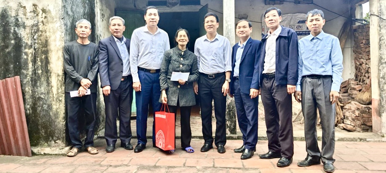 Đồng chí Phó Bí thư Thường trựcThành ủy Lương Công Chanh đi thăm và  tặng quà dịp Tết tại xã Hoàng Hanh và Tân Hưng
