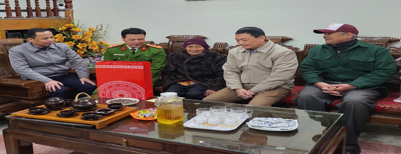 Đồng chí Bùi Huy Nguyên - Ủy viên BTV Thành ủy, Trưởng Công an Thành phố thăm, tặng quà nhân dịp Tết Nguyên đán Giáp Thìn 2024