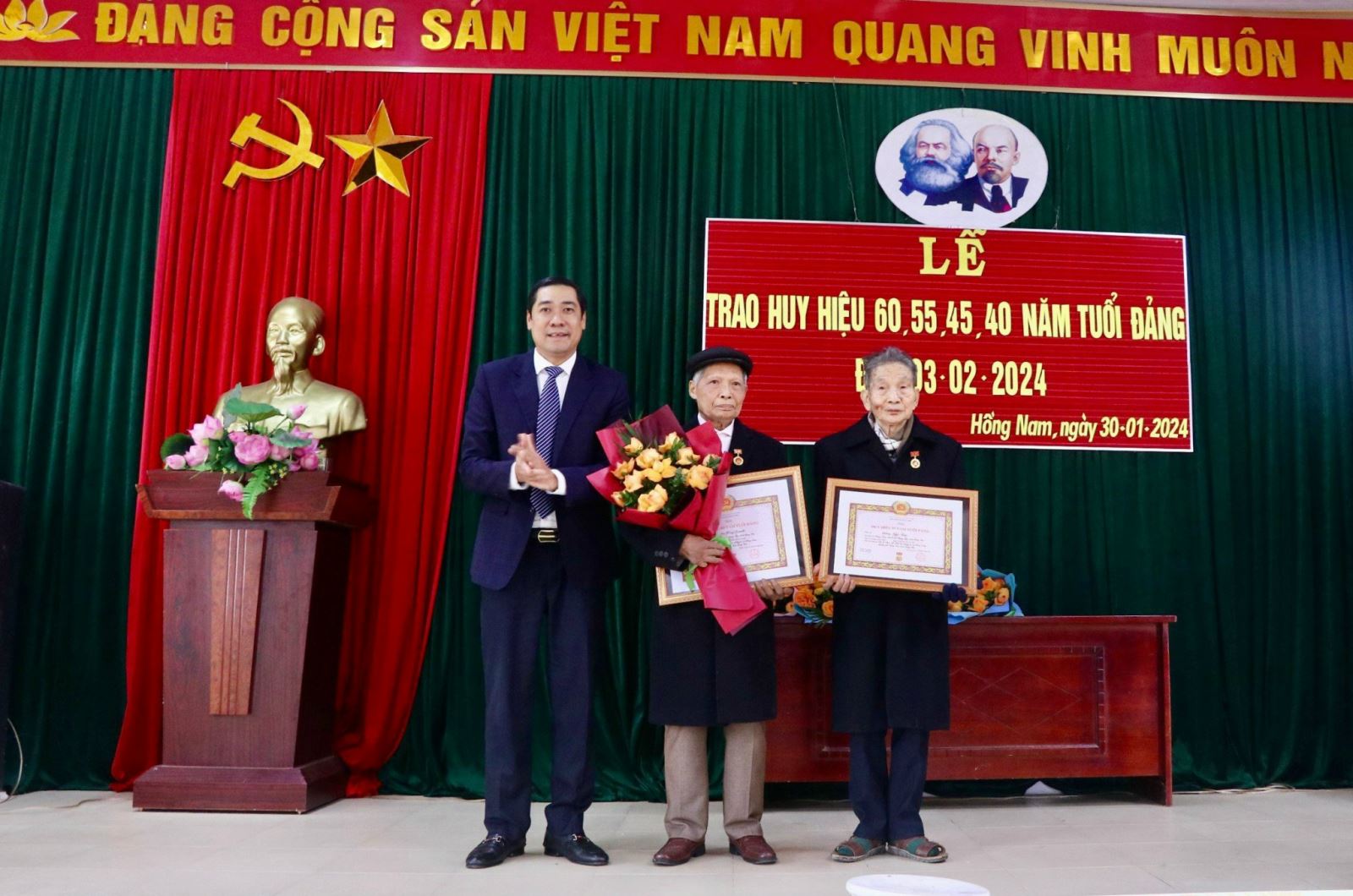 Đồng chí Lương Công Chanh – Phó Bí thư Thường trực Thành ủy, Chủ tịch HĐND thành phố trao Huy hiệu Đảng dịp 3/2 tại xã Hồng Nam