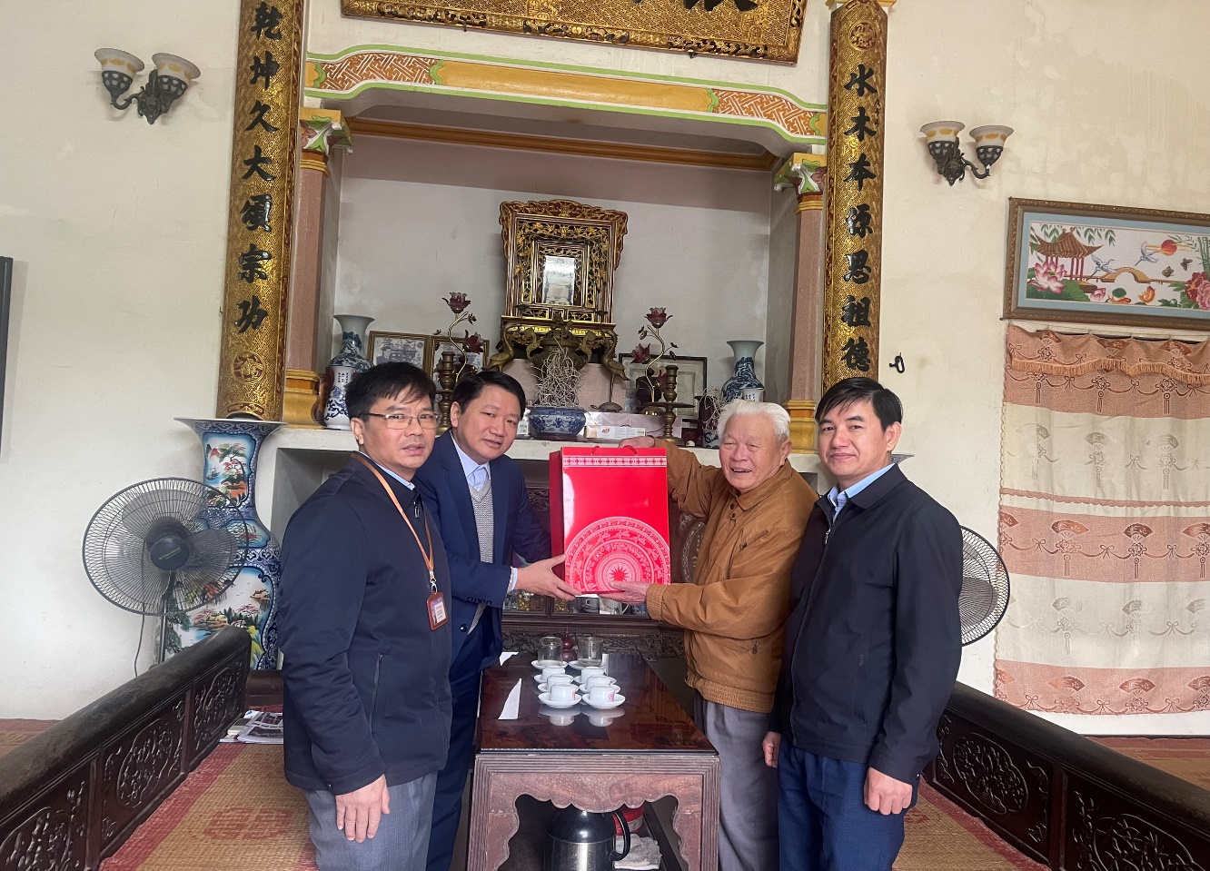Đồng chí Trương Quốc Trân - Uỷ viên Ban Thường vụ Thành ủy, Trưởng Ban Tổ chức Thành ủy đi thăm, tặng quà nhân dịp Tết Nguyên đán Giáp Thìn 2024