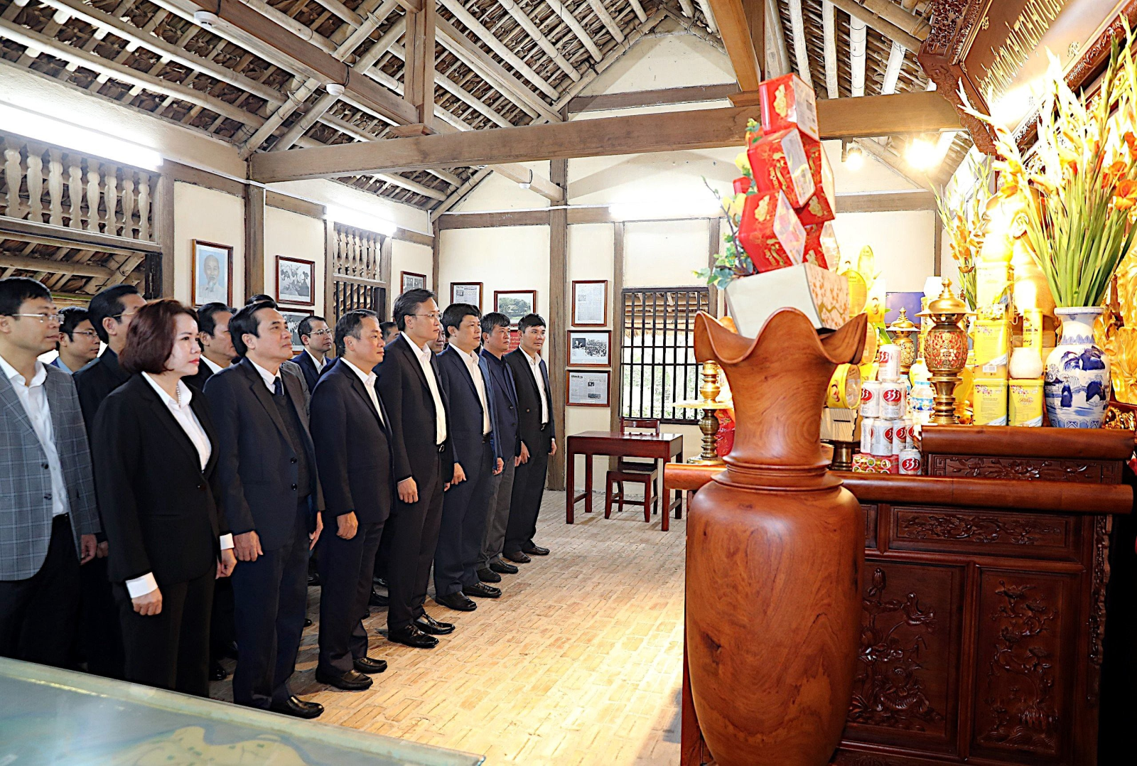 Các đồng chí lãnh đạo tỉnh và thành phố dâng hương, dâng hoa tại nhà lưu niệm Bác Hồ, tượng đài Tổng Bí thư Nguyễn Văn Linh và Đài tưởng niệm các anh hùng Liệt sỹ