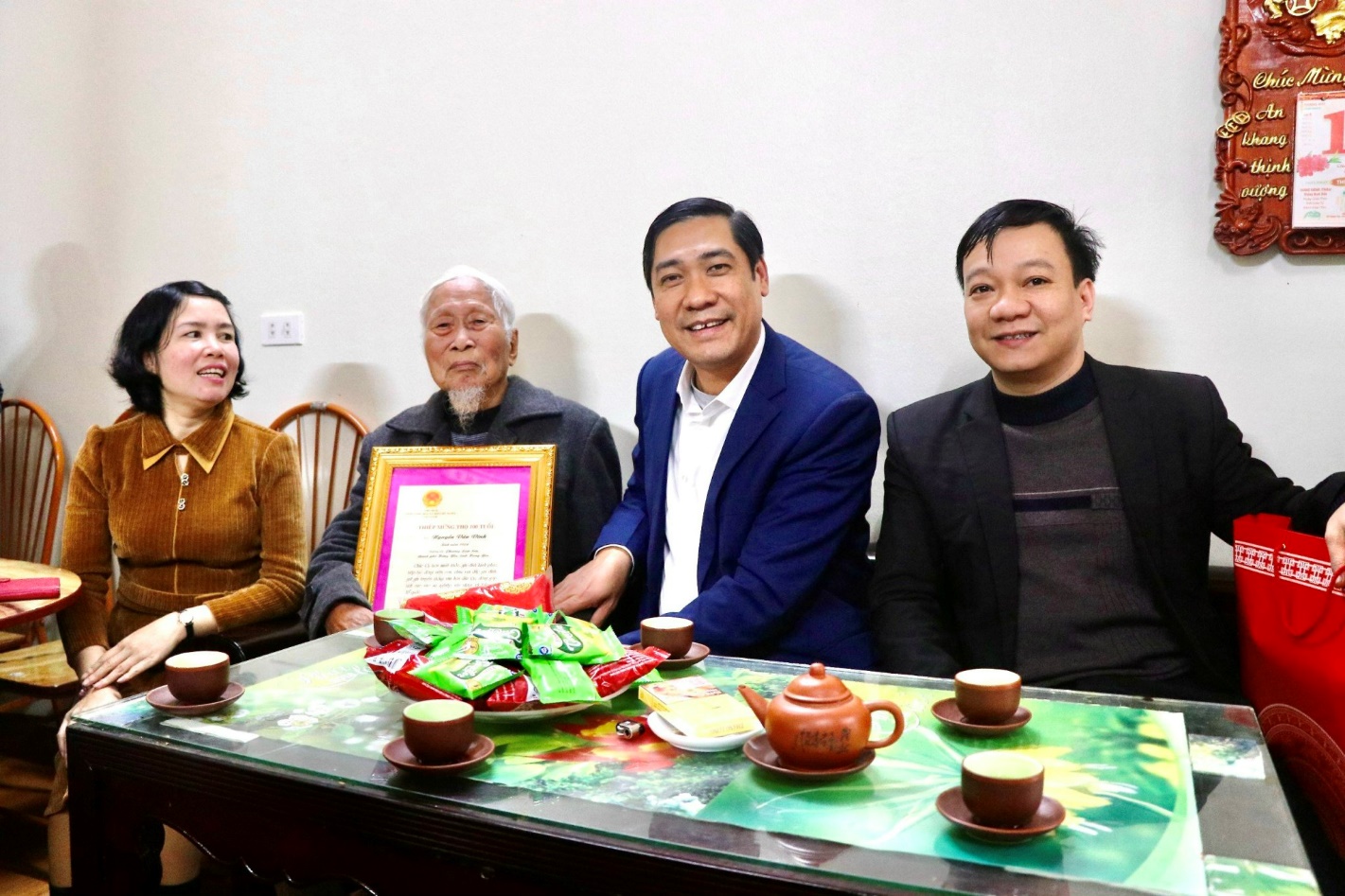 Đồng chí Phó Bí thư Thường trực Thành ủy Lương Công Chanh đi thăm và tặng quà dịp Tết Giáp Thìn tại phường Lam Sơn