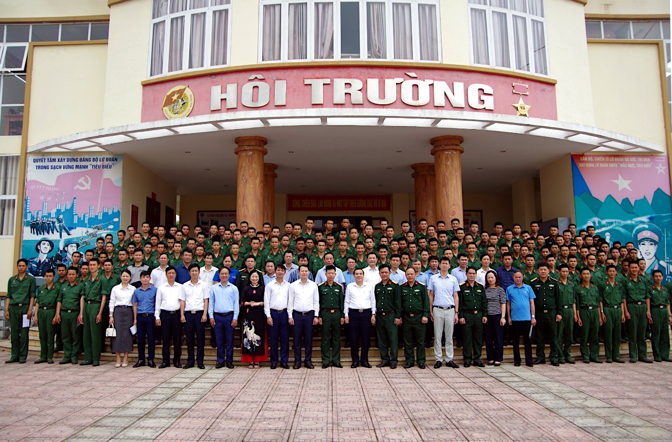 Thành phố Hưng Yên thăm, tặng quà chiến sỹ mới nhập ngũ tại Lữ đoàn 164, Quân đoàn 12