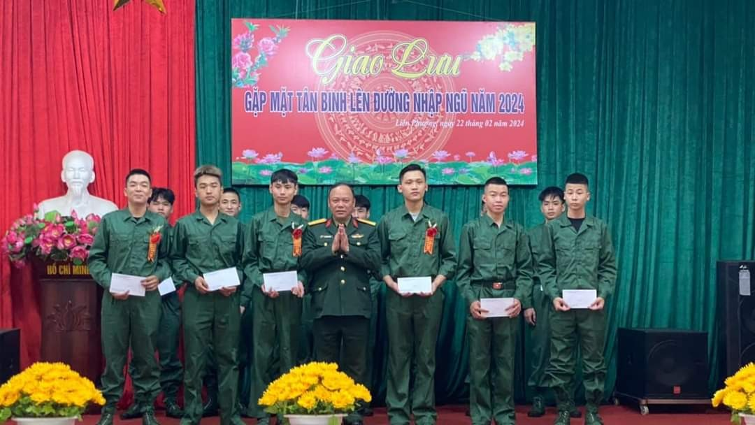Đồng chí Vũ Quang Hưng - Ủy viên Ban Thường vụ Thành ủy, Chỉ huy trưởng Ban Chỉ huy Quân sự thành phố dự giao lưu tân binh tại xã Liên Phương
