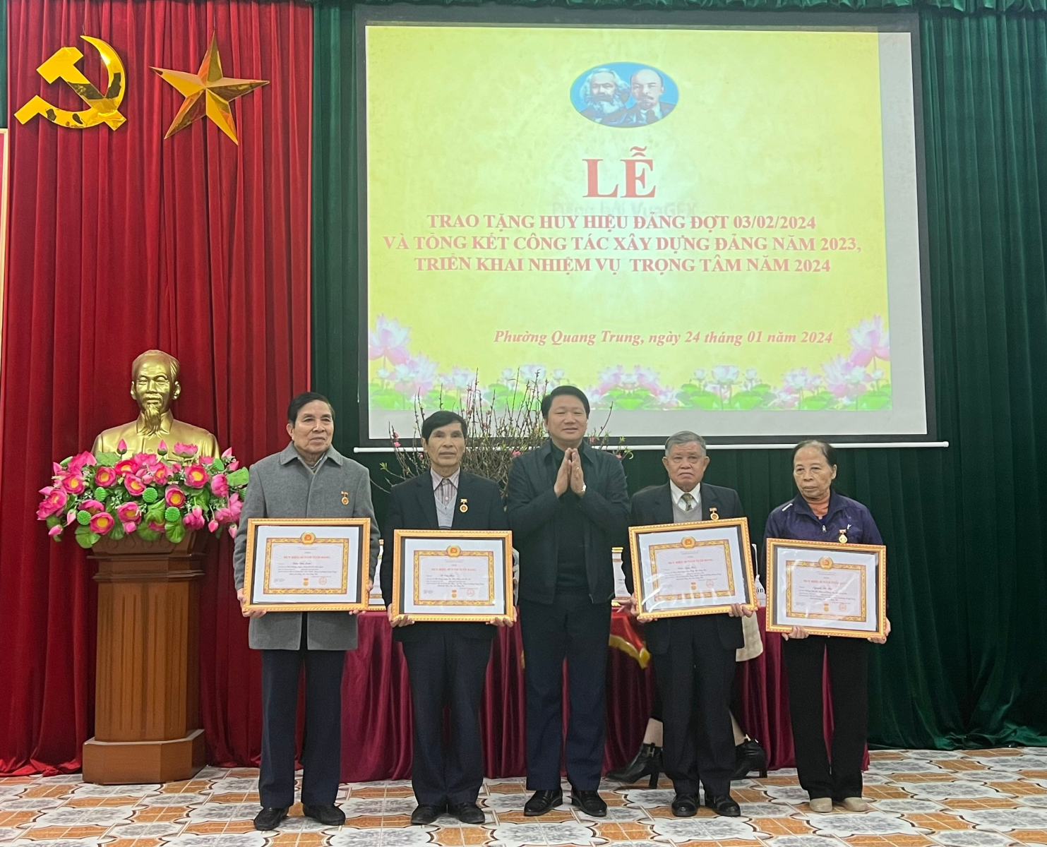 Phường Quang Trung trao Huy hiệu Đảng đợt 3/2  và tổng kết công tác Xây dựng Đảng năm 2023