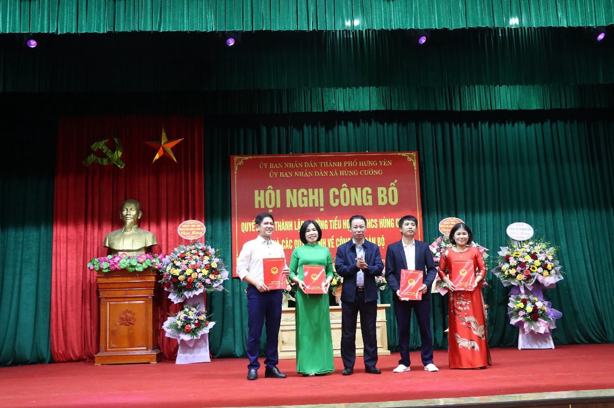 Thành phố công bố và trao Quyết định thành lập Trường Tiểu học và Trung học cơ sở xã Hùng Cường