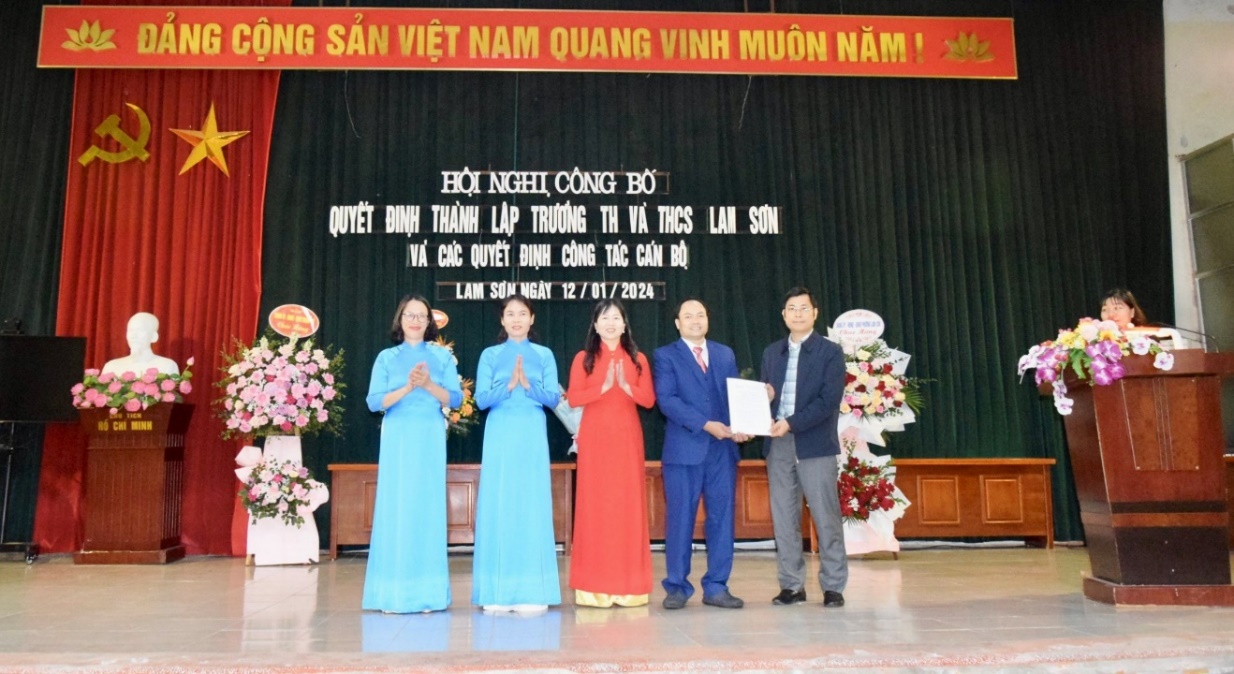 Công bố Quyết định thành lập Trường Tiểu học và Trung học cơ sở Lam Sơn