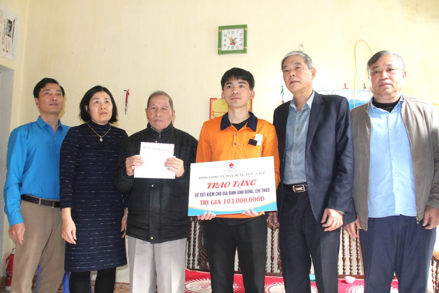 Trao tiền hỗ trợ cho gia đình vợ chồng tử vong do tai nạn giao thông ở phường Quang Trung