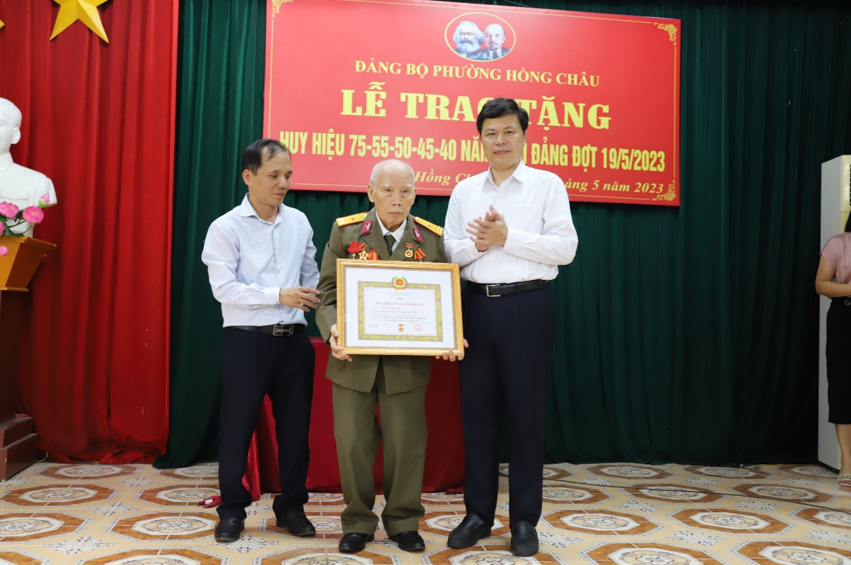 Đồng chí Trần Quốc Toản - Phó Bí thư Thường trực Tỉnh ủy, Chủ tịch HĐND tỉnh đã đến trao Huy hiệu 75 năm tuổi Đảng tại đảng bộ phường Hồng Châu
