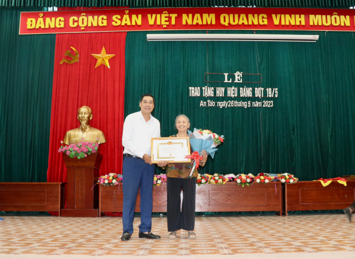 Đồng chí Phó Bí thư thường trực Thành ủy – Lương Công Chanh  trao Huy hiệu Đảng đợt 19/5 tại Đảng bộ phường An Tảo