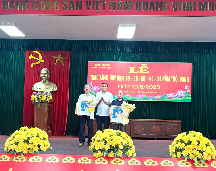 Đồng chí Phó Bí thư thường trực Thành ủy – Lương Công Chanh  trao Huy hiệu Đảng đợt 19/5 tại Đảng bộ xã Trung Nghĩa