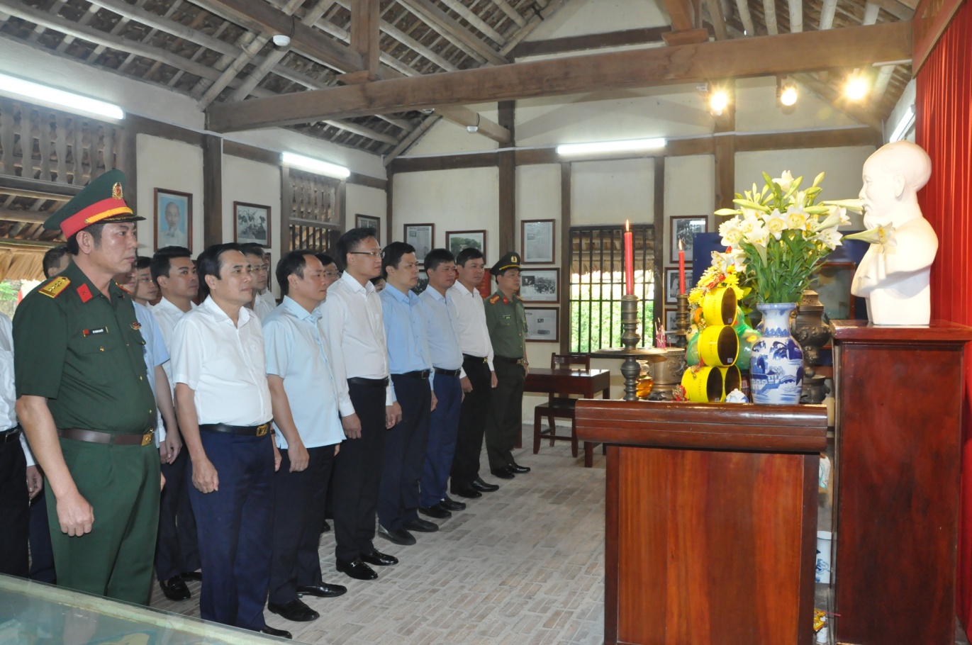 Các đồng chí lãnh đạo tỉnh và thành phố dâng hương, dâng hoa tại nhà lưu niệm Bác Hồ, tượng đài Tổng Bí thư Nguyễn Văn Linh và đài tưởng niệm các anh hùng Liệt sỹ tỉnh