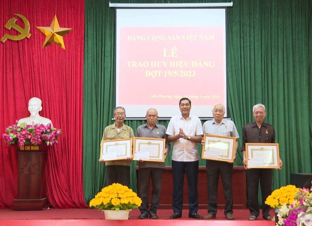 Đồng chí Phó Bí thư thường trực Thành ủy – Lương Công Chanh  trao Huy hiệu Đảng đợt 19/5 tại Đảng bộ xã Liên Phương