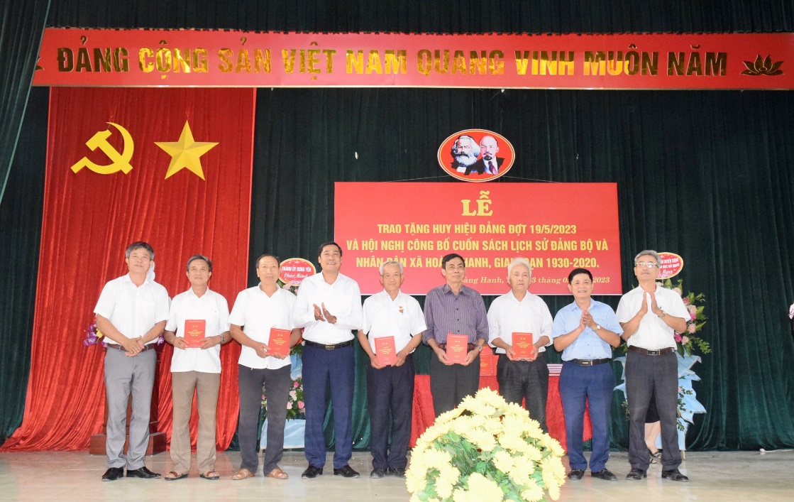 Đồng chí Phó Bí thư Thường trực Thành ủy, Chủ tịch HĐND thành phố Lương Công Chanh trao Huy hiệu Đảng dịp 19/5 tại đảng bộ xã Hoàng Hanh 