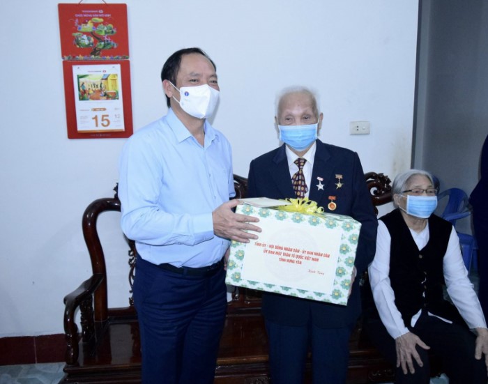 Đồng chí Phó bí thư Tỉnh ủy, Chủ tịch UBND tỉnh - Trần Quốc Văn  thăm, tặng quà Anh hùng lao động trên địa bàn thành phố